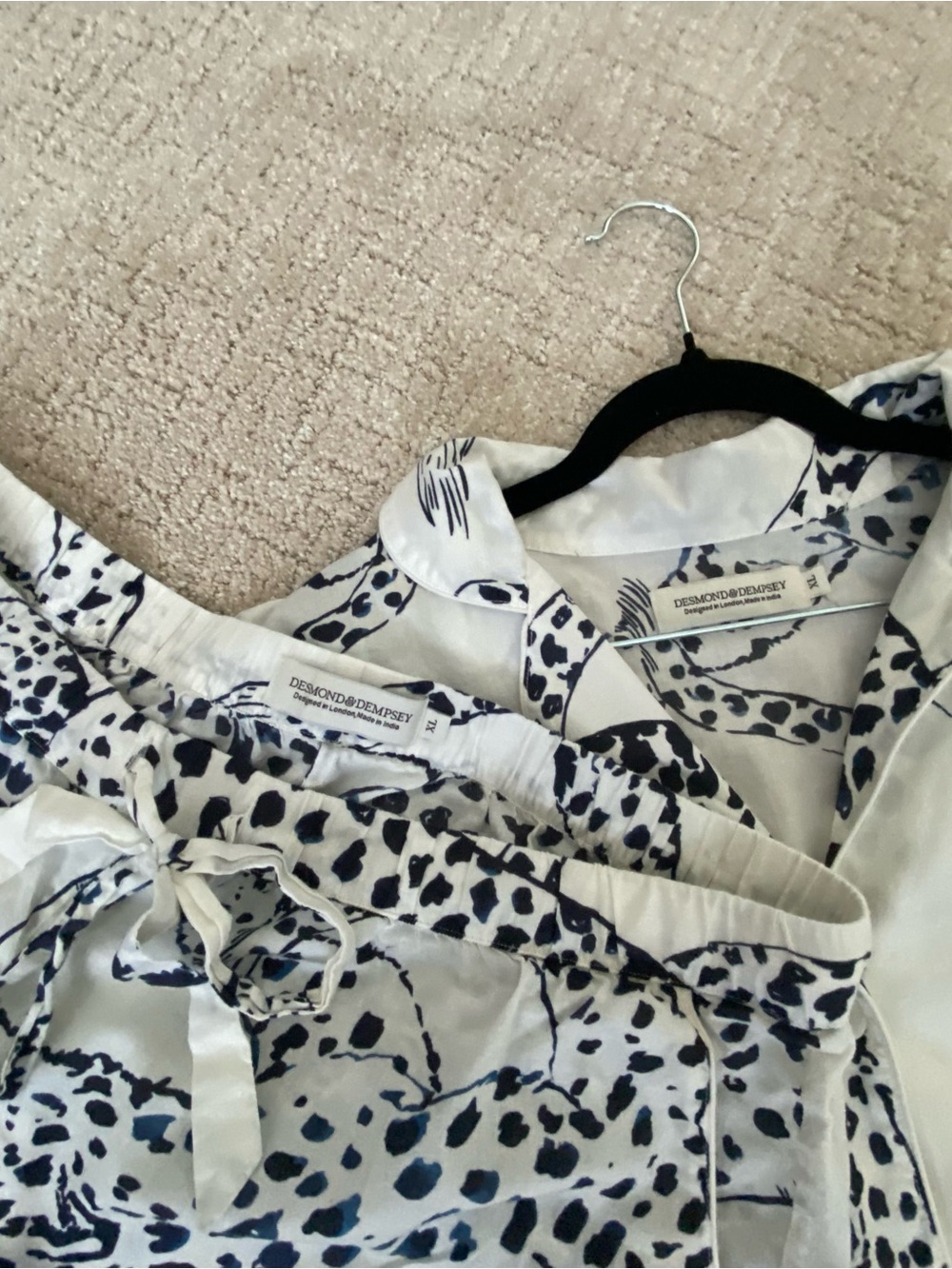 Desmond & Demsey White and Navy Printed Pajama Set